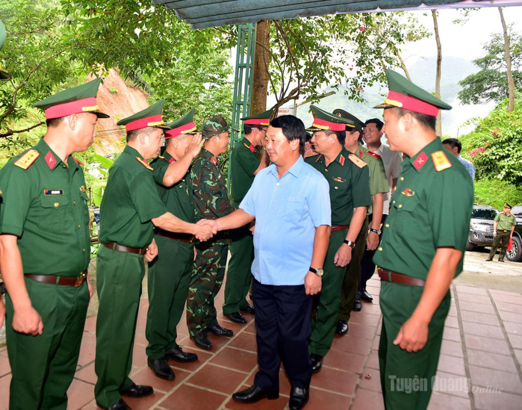 Đồng chí Bí thư Tỉnh ủy Hầu A Lềnh thăm, động viên và tặng quà lực lượng tìm kiếm, quy tập hài cốt liệt sĩ và rà phá bom mìn, vật nổ tại xã Thanh Thủy.