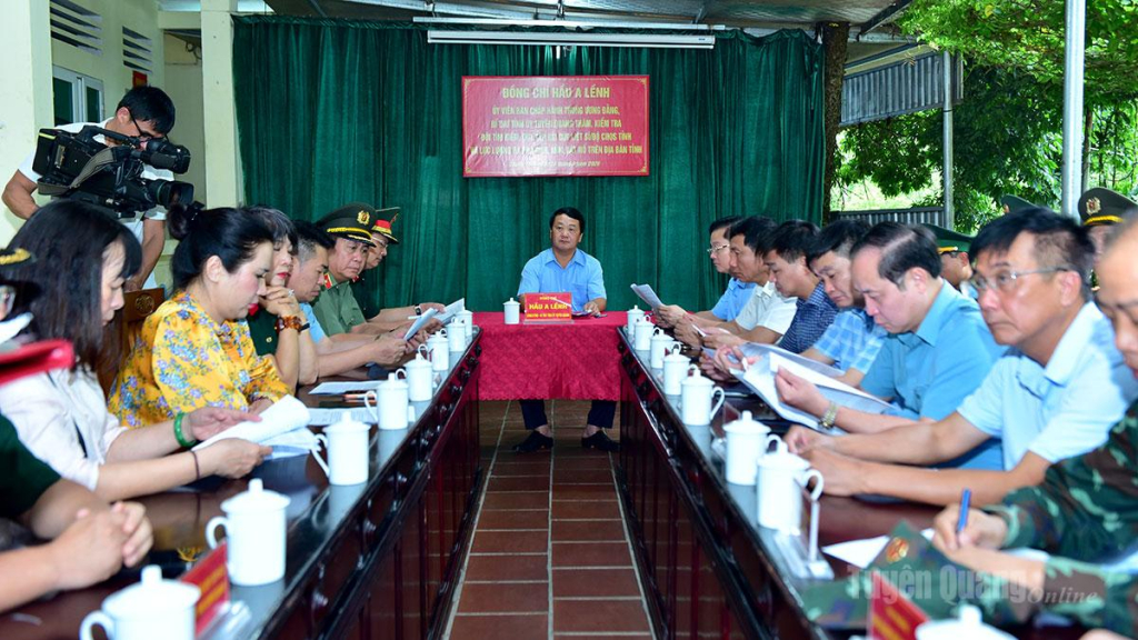 Đồng chí Bí thư Tỉnh ủy Hầu A Lềnh chủ trì buổi làm việc với các lực tìm kiếm, quy tập hài cốt liệt sĩ và rà phá bom mìn, vật nổ tại xã Thanh Thủy.