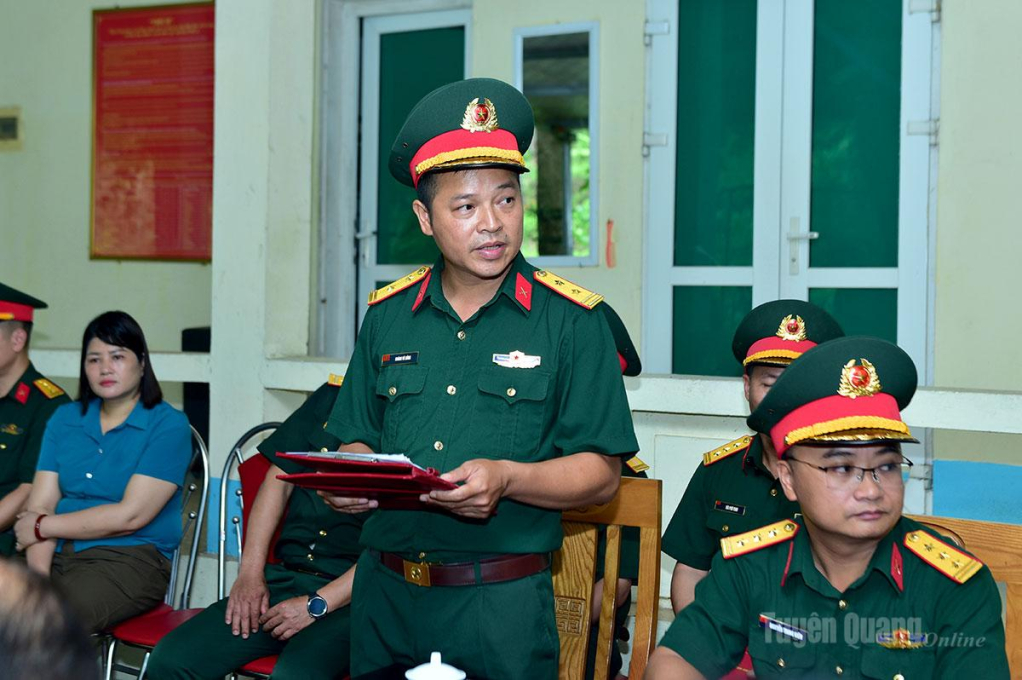 Chỉ huy Đội Tìm kiếm, quy tập hài cốt liệt sĩ (thuộc Bộ CHQS tỉnh) tại thôn Nà Toong, xã Thanh Thủy báo cáo kết quả thực hiện nhiệm vụ.