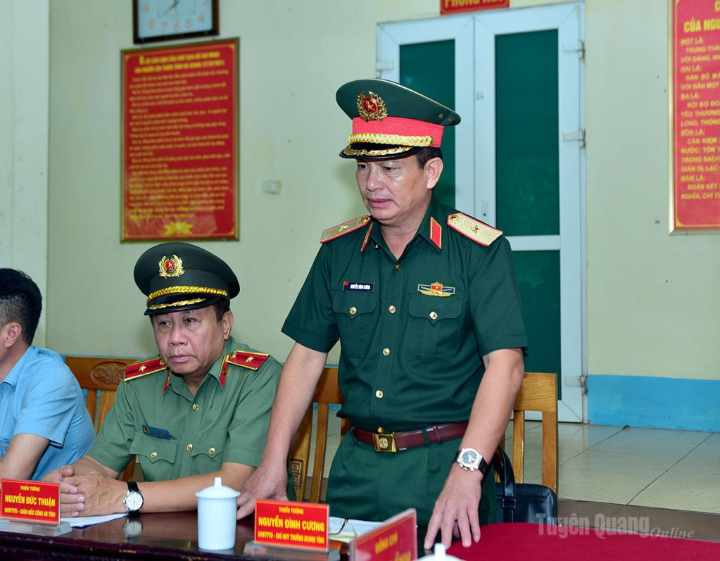Thiếu tướng Nguyễn Đình Cương, Chỉ huy trưởng Bộ CHQS tỉnh phát biểu tại buổi làm việc.