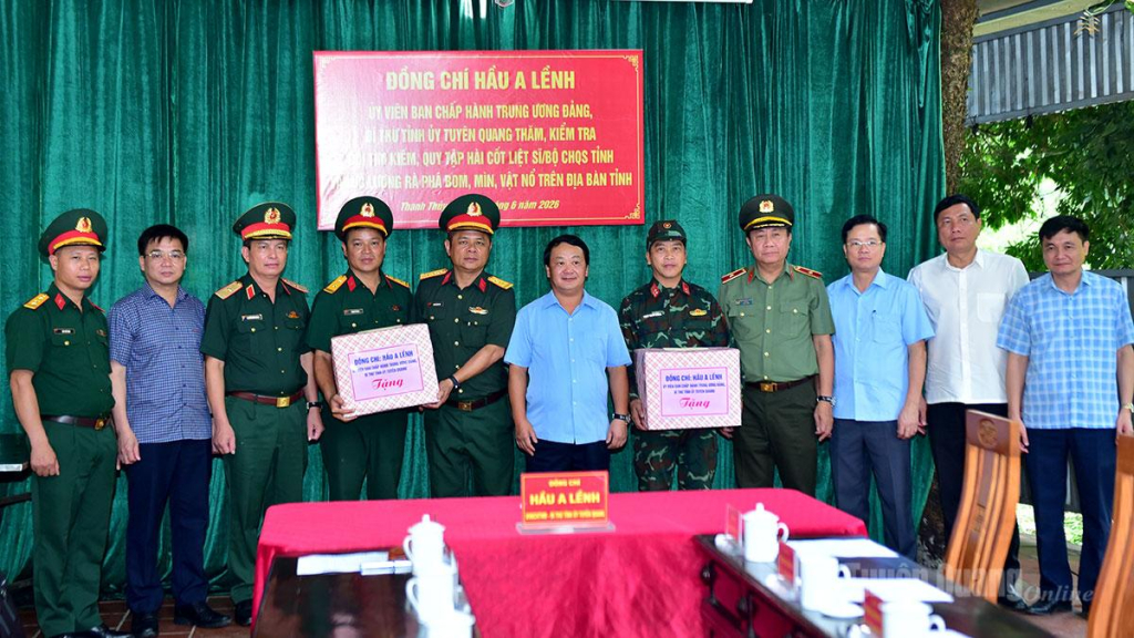 Đồng chí Bí thư Tỉnh ủy Hầu A Lềnh và các thành viên đoàn công tác tặng quà lực lượng tìm kiếm, quy tập hài cốt liệt sĩ và rà phá bom mìn, vật nổ thực hiện nhiệm vụ tại địa bàn xã Thanh Thủy.