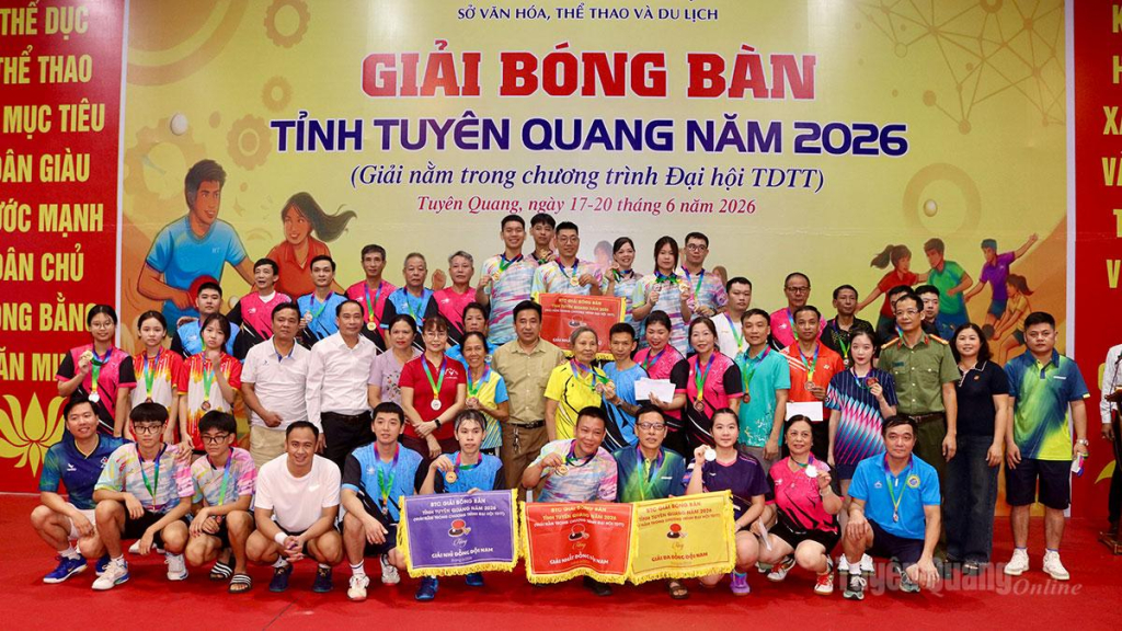 Ban tổ chức và các vận động viên chụp ảnh lưu niệm.