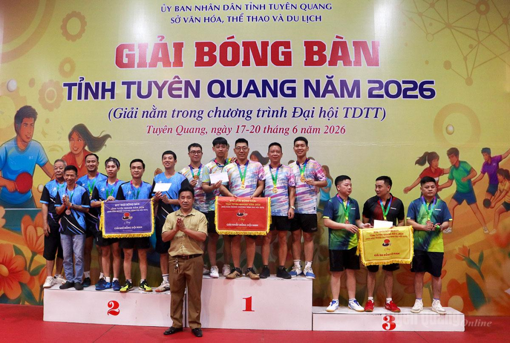 Ban Tổ chức trao giải nội dung đồng đội nam.