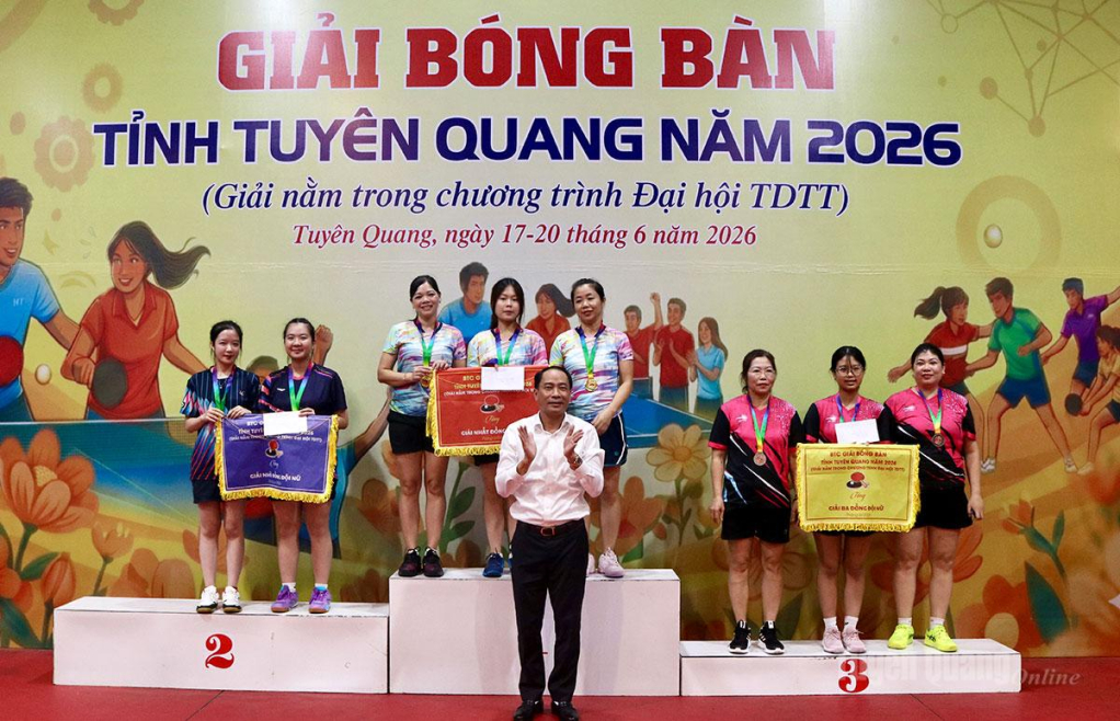 Ban Tổ chức trao giải nội dung đồng đội nữ.
