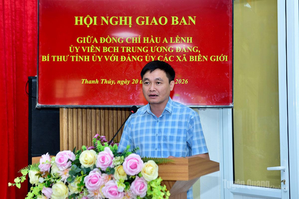 Phó Chủ tịch UBND tỉnh, Giám đốc Sở Nội vụ Đỗ Anh Tuấn phát biểu, trả lời các kiến nghị, đề xuất của các xã.