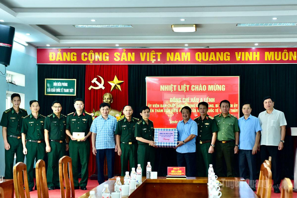 Bí thư Tỉnh uỷ Hầu A Lềnh cùng đoàn công tác thăm, động viên và tặng quà cán bộ, chiến sĩ Đồn Biên phòng Cửa khẩu Quốc tế Thanh Thủy.
