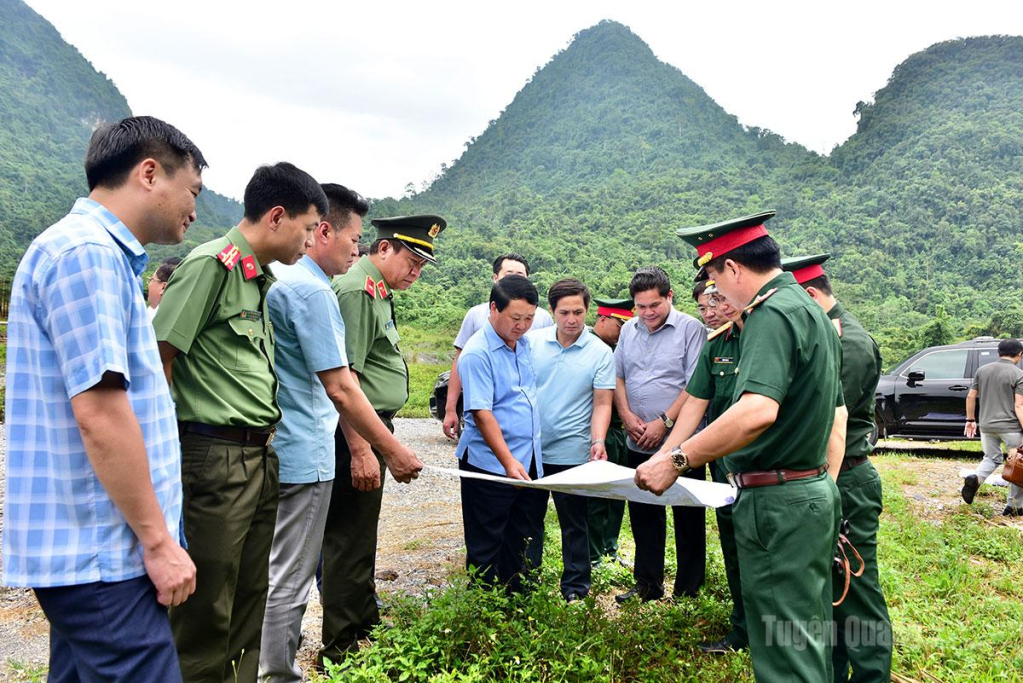 Đồng chí Bí thư Tỉnh ủy Hầu A Lềnh cùng đoàn công tác theo dõi bản đồ khu vực núi Mỏ Neo.