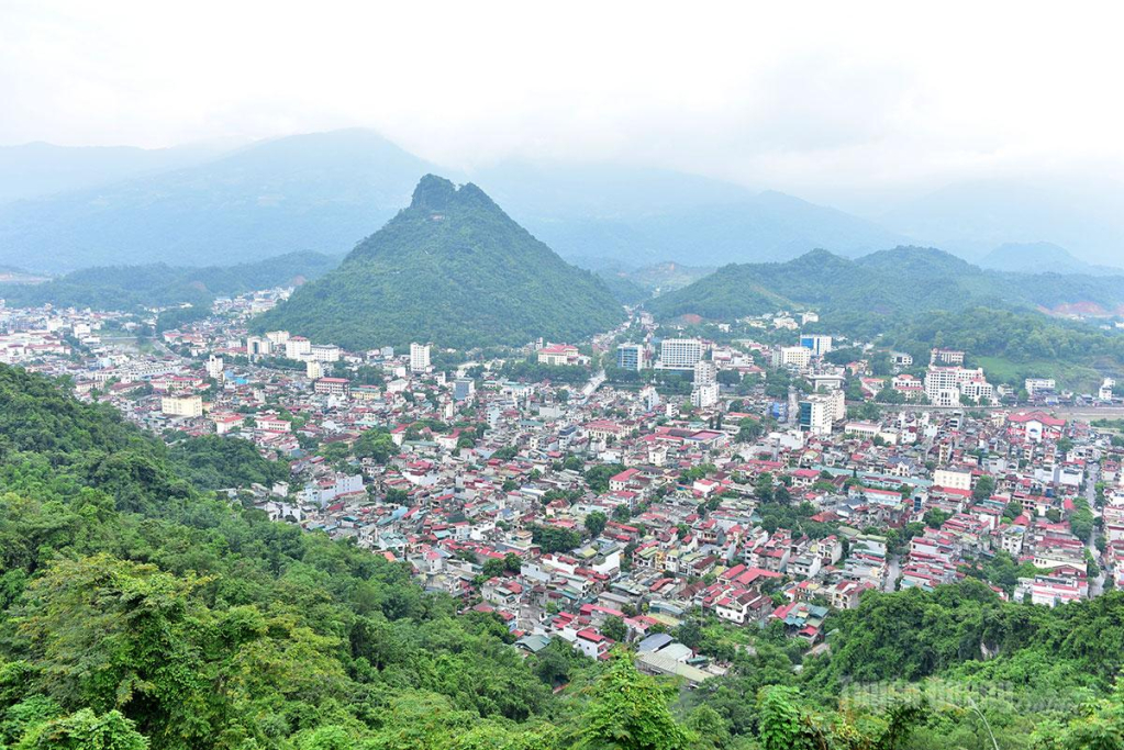 Từ khu vực núi Mỏ Neo có thể bao quát toàn cảnh phường Hà Giang 1 và phường Hà Giang 2.