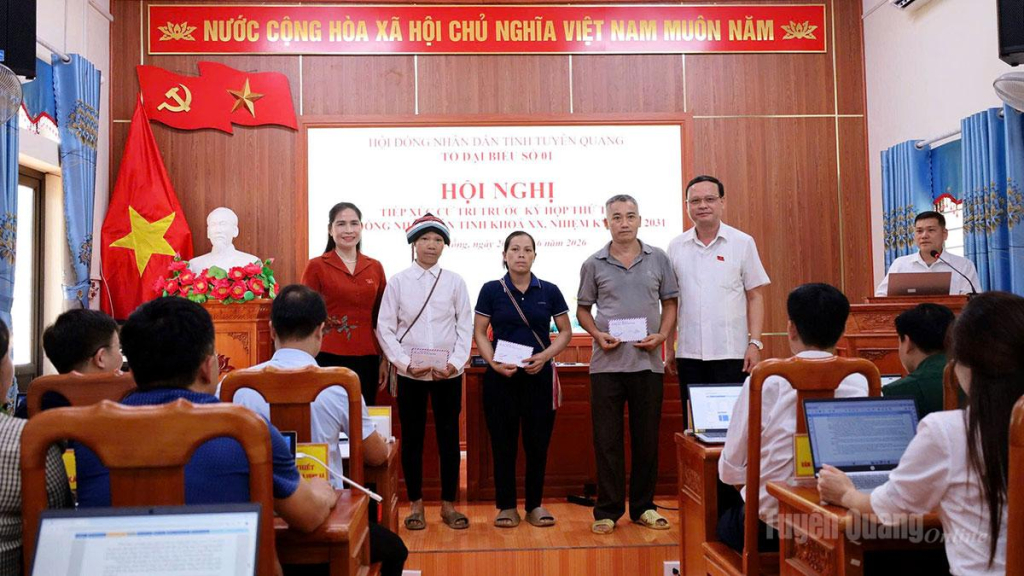 Tổ đại biểu số 01 HĐND tỉnh tặng quà cho hộ nghèo.