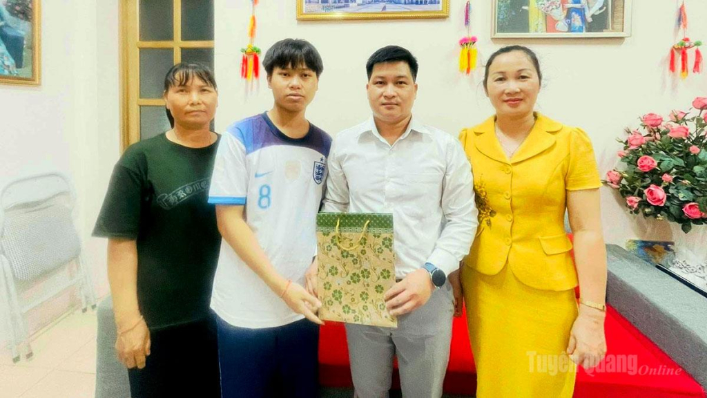 Đảng ủy, UBND, Ủy ban MTTQ xã Bình An thăm hỏi động viên em Nguyễn Văn Tú, lớp 12D, trường Phổ thông dân tộc Nội trú THPT tỉnh Tuyên Quang.