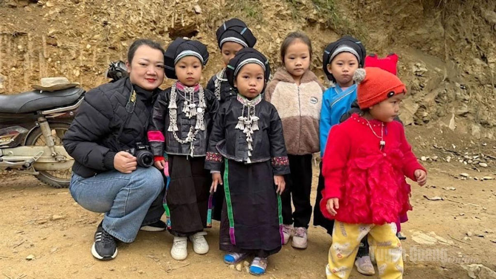 Phóng viên Minh Thủy, phụ trách Chuyên mục “Nhịp cầu nhân ái” với hàng trăm hoàn cảnh khó khăn được giúp đỡ.