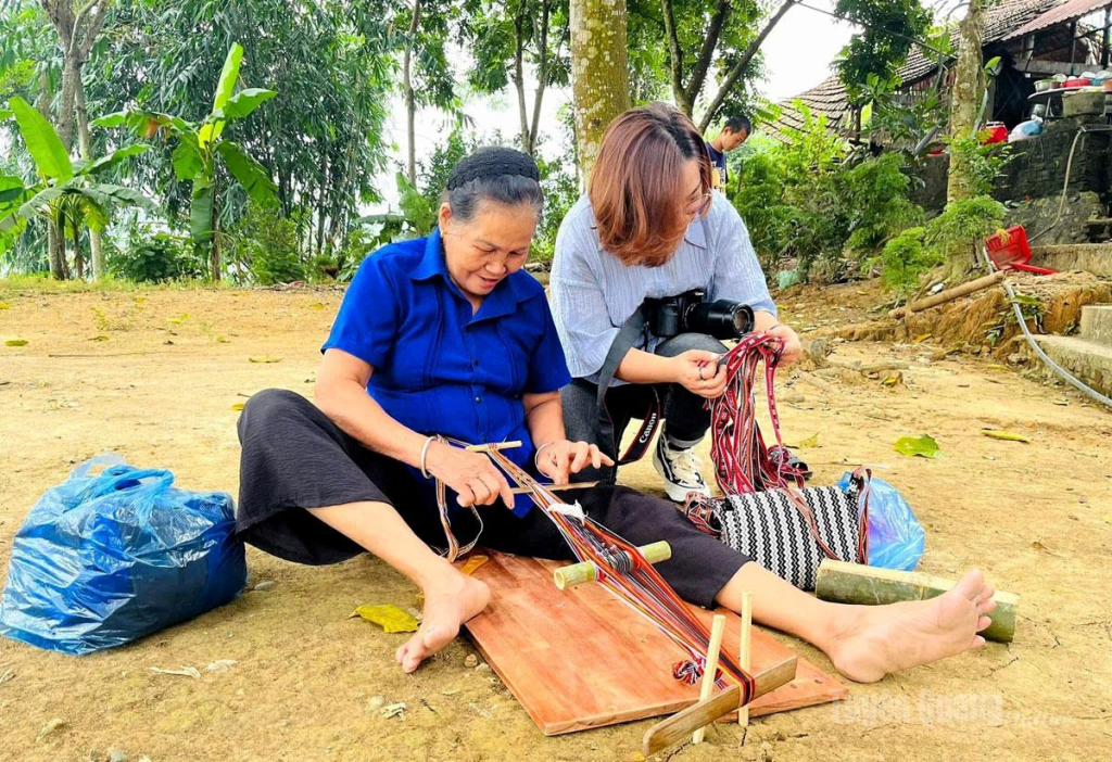 Phóng viên trẻ Lê Thùy, Phòng Thời sự,  tác nghiệp tại xã Yên Sơn.