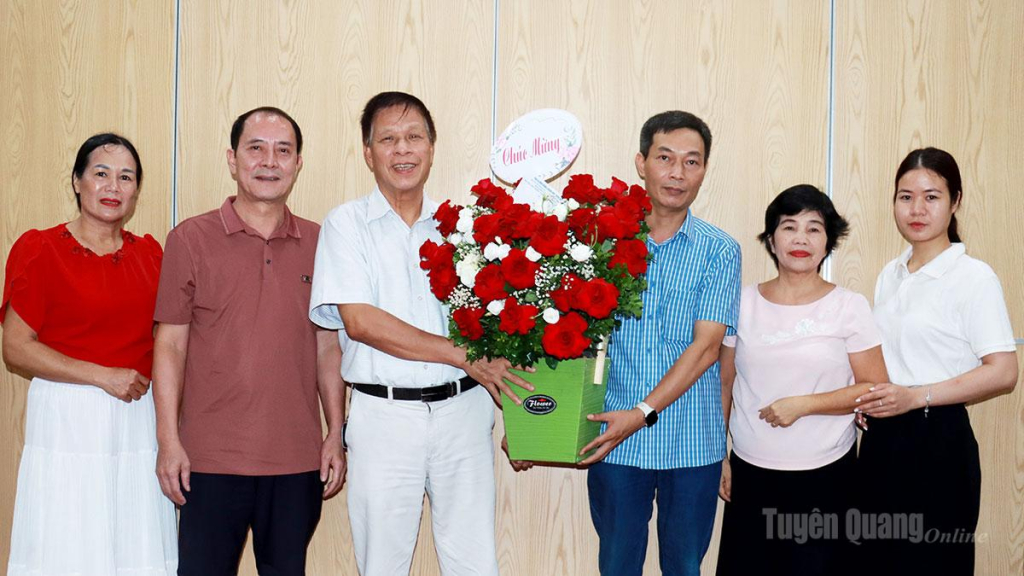 Đại diện Báo và phát thanh, truyền Tuyên Quang tặng hoa chúc mừng Câu lạc bộ hưu trí Báo Hà Giang.