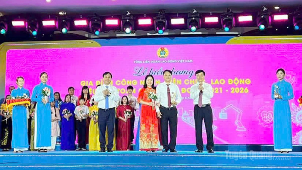 Gia đình đồng chí Phạm Chí Cường, Thầy thuốc Ưu tú, Phó Giám đốc, Chủ tịch Công đoàn cơ sở Trung tâm Y tế khu vực Chiêm Hóa được biểu dương tại Hội nghị.