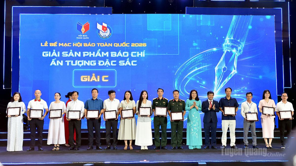 Báo và phát thanh, truyền hình Tuyên Quang nhận giải C giải  Sản phẩm báo chí ấn tượng.