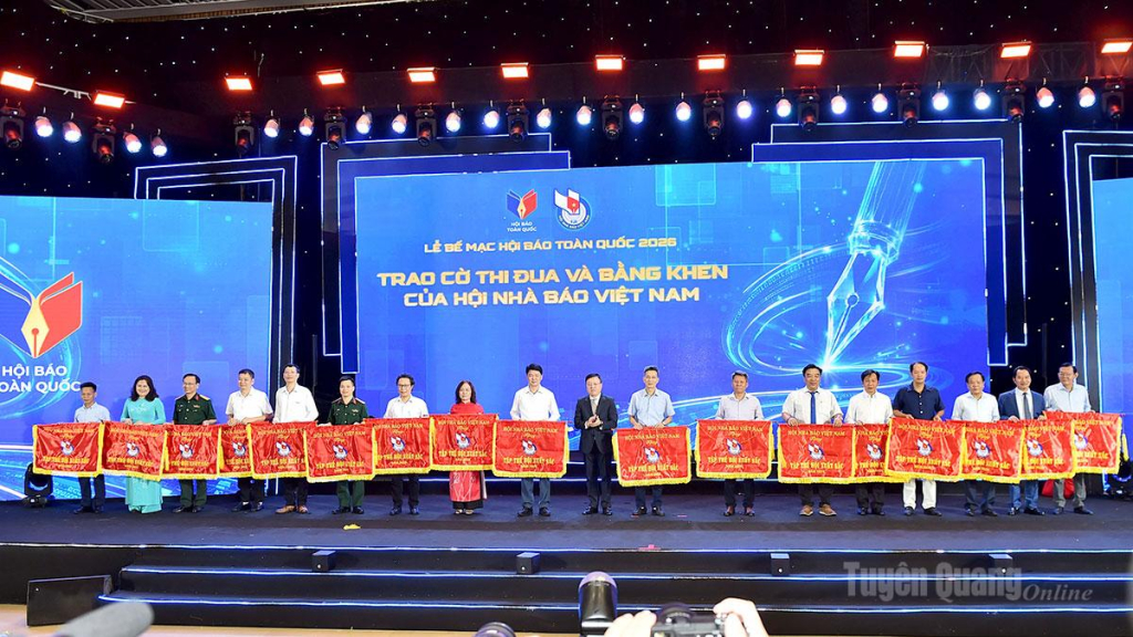 Đồng chí Lê Quốc Minh, Tổng Biên tập Báo Nhân dân, Chủ tịch Hội Nhà báo Việt Nam trao Cờ thi đua cho các Chi hội, Liên Chi hội Nhà báo.