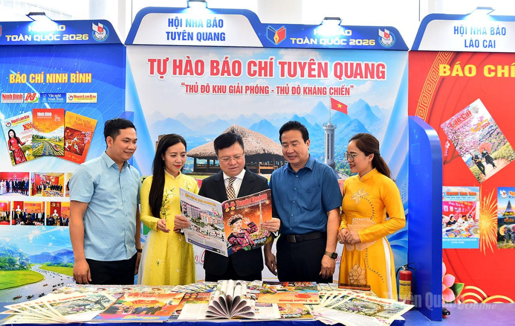 Đồng chí Lê Quốc Minh, Tổng Biên tập Báo Nhân dân, Chủ tịch Hội Nhà báo Việt Nam thăm gian trưng bày của Hội Nhà báo Tuyên Quang  