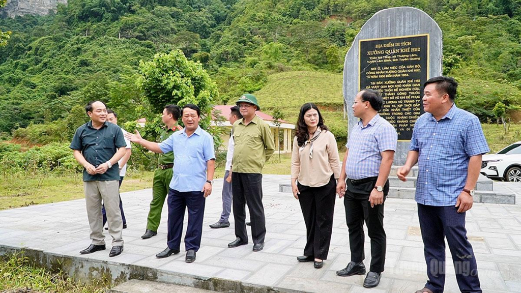 Bí thư Tỉnh uỷ Hầu A Lềnh và các thành viên đoàn công tác khảo sát địa điểm Di tích Xưởng quân khí H52 thuộc địa phận xã Thượng Lâm.