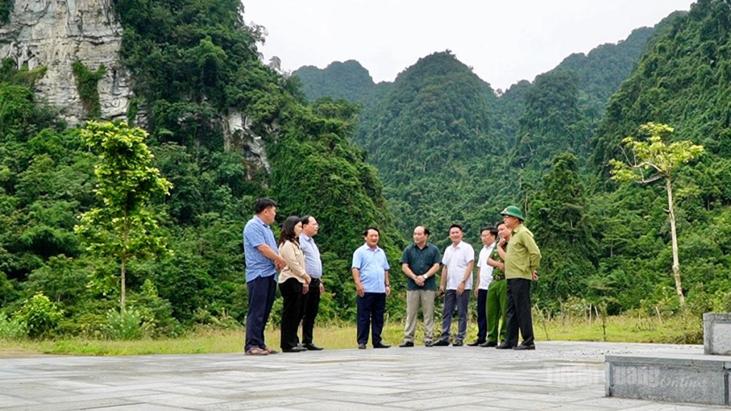 Bí thư Tỉnh uỷ Hầu A Lềnh và các thành viên đoàn công tác khảo sát tại một số khu vực vùng lòng hồ Thủy điện Tuyên Quang.