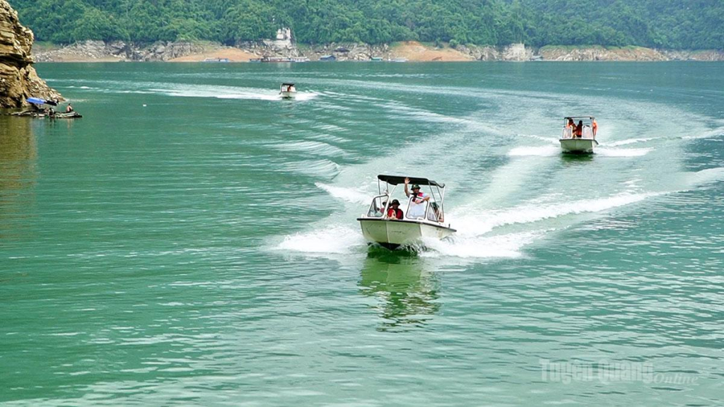 Bí thư Tỉnh uỷ Hầu A Lềnh và các thành viên đoàn công tác khảo sát tại một số khu vực vùng lòng hồ Thủy điện Tuyên Quang.