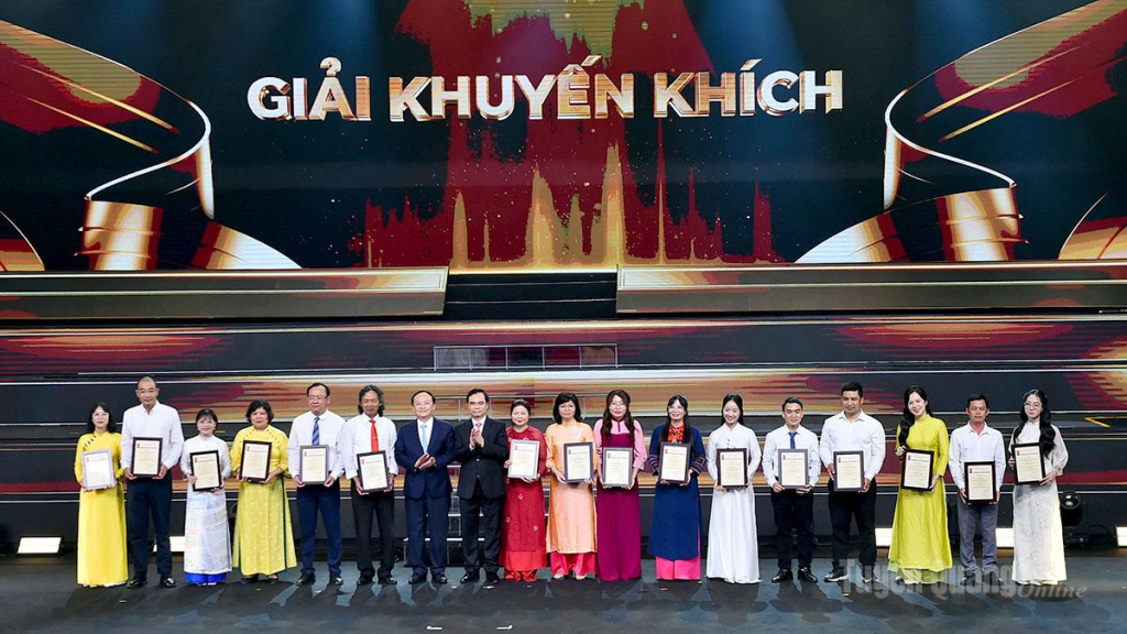 Báo và phát thanh, truyền hình Tuyên Quang nhận giải Khuyến kích tại lễ trao giải.