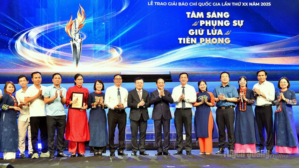 Đồng chí Trịnh Văn Qiuyết, Trưởng Ban Tuyên giáo và Dân vận Trung ương chụp chung với các nhóm tác giả đoạt giải.