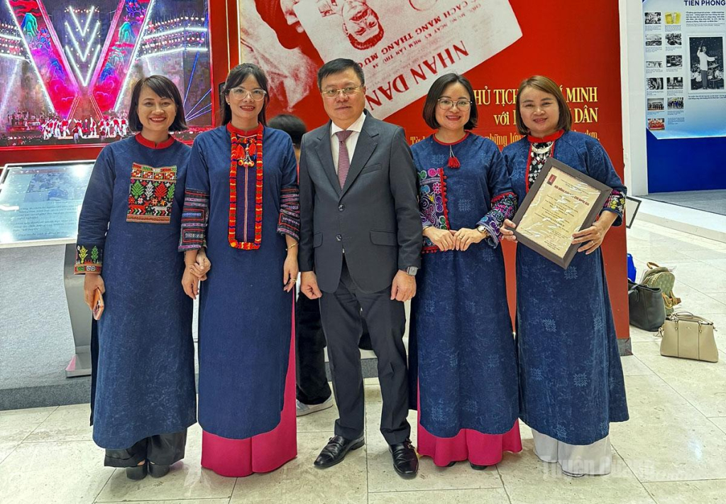 Đồng chí Lê Quốc Minh, Tổng Biên tập Báo Nhân Dân, Chủ tịch Hội Nhà báo Việt Nam chụp ảnh cùng các nữ nhà báo Tuyên Quang đoạt giải.