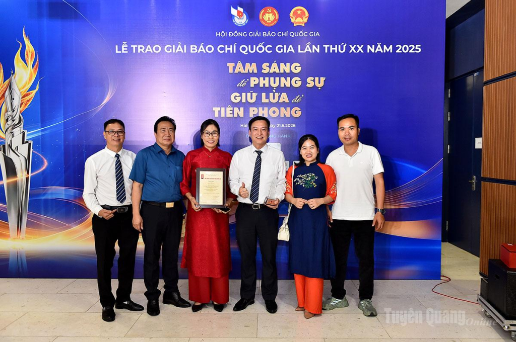 Các đồng chí lãnh đạo Báo và phát thanh, truyền hình Tuyên Quang và các tác giả đoạt giải C.