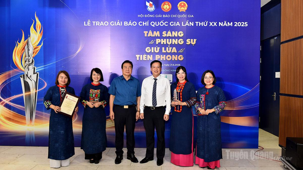 Các đồng chí lãnh đạo Báo và phát thanh, truyền hình Tuyên Quang chụp chung cùng các tác giải đoạt giải Khuyên khích.