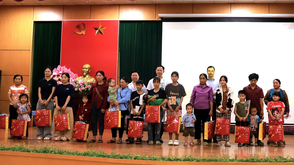 Ban Tổ chức tặng 40 suất quà cho các cháu có hoàn cảnh khó khăn tại chương trình .