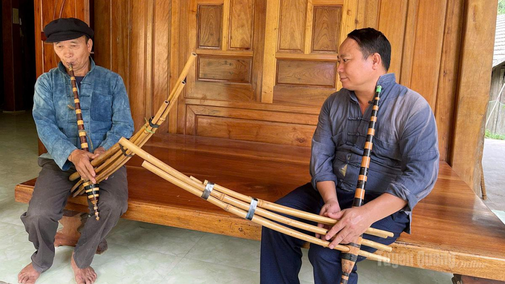 Ông Giàng Văn Lai hướng dẫn con trai thổi khèn.