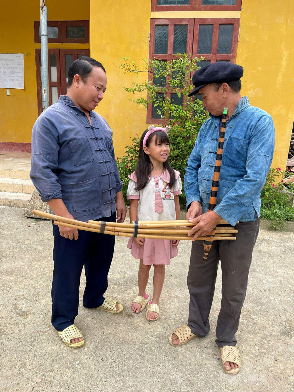 Ông Giàng Văn Lai, thôn Khuổi Khít, xã Kiến Thiết hướng dẫn thế hệ trẻ tìm hiểu về khèn Mông.