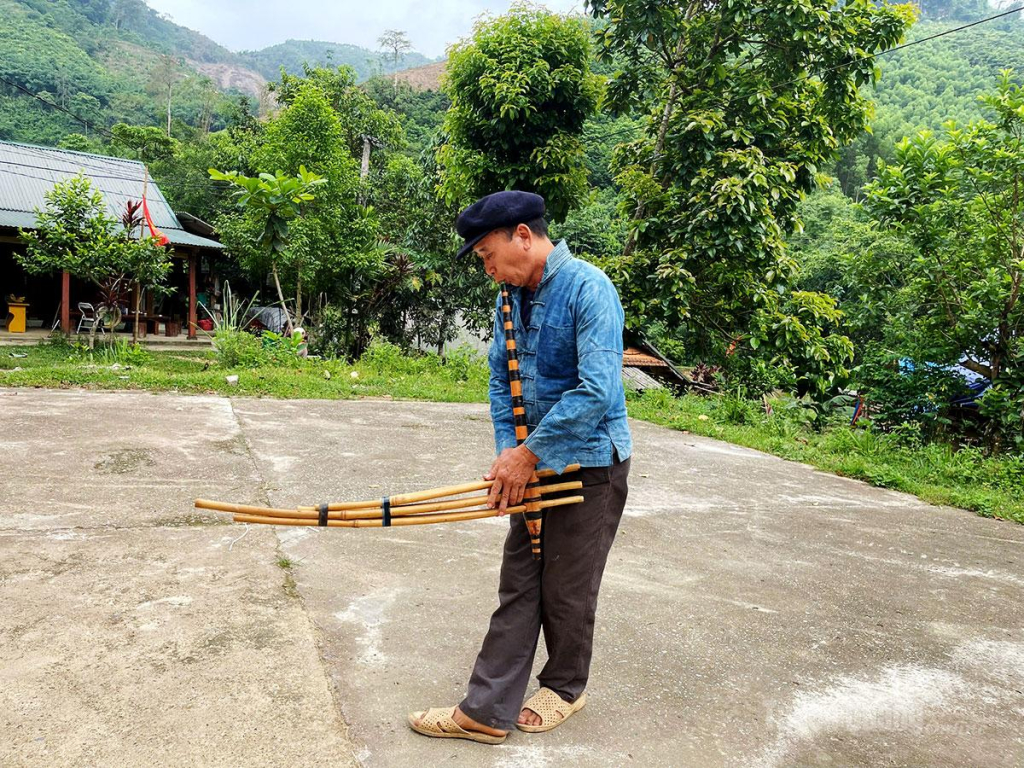Ông Giàng Văn Lai vừa thổi khèn vừa múa uyển chuyển, nhịp nhàng.