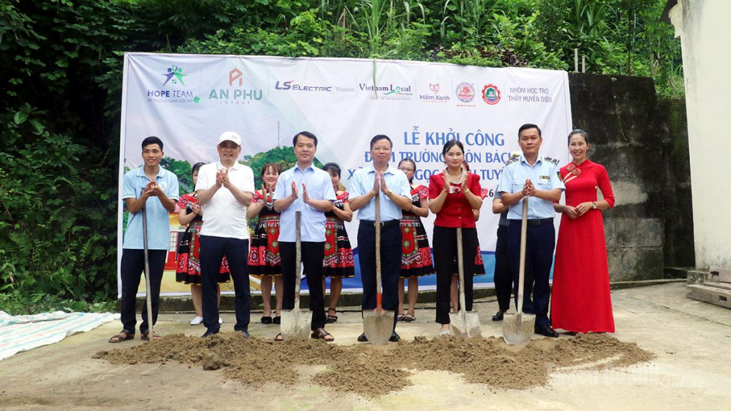 Lãnh đạo Sở Công thương, chính quyền địa phương cùng các đơn vị tài trợ tổ chức động thổ điểm trường thôn Bách Sơn.