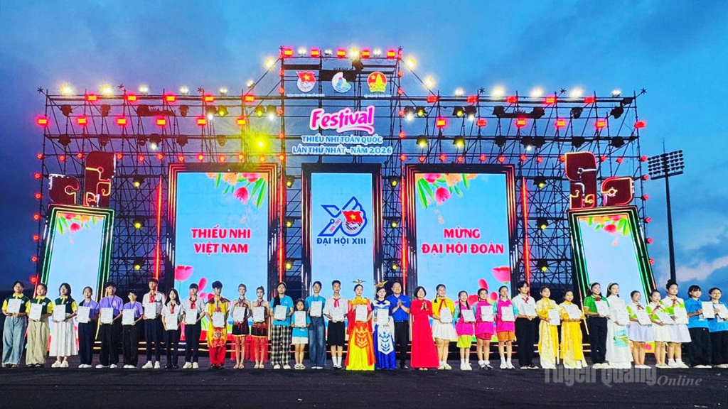 Ban Tổ chức trao giải cho các thiếu nhi xuất sắc.