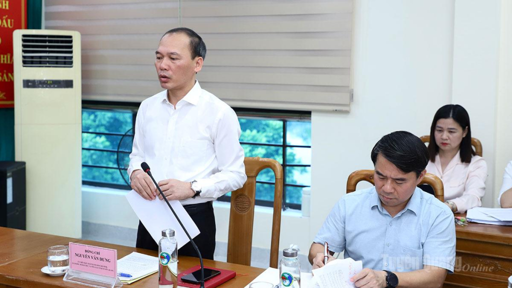 Giám đốc Sở Dân tộc và Tôn giáo Nguyễn Văn Dưng báo cáo kết quả dân tộc và tôn giáo 6 tháng đầu năm.