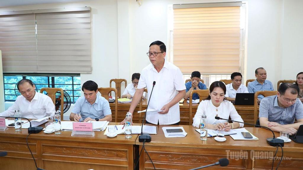 Lãnh đạo Sở Dân tộc và Tôn giáo thông tin làm rõ những khó khăn, vướng mắc và đề xuất tỉnh tháo gỡ một số nội dung.