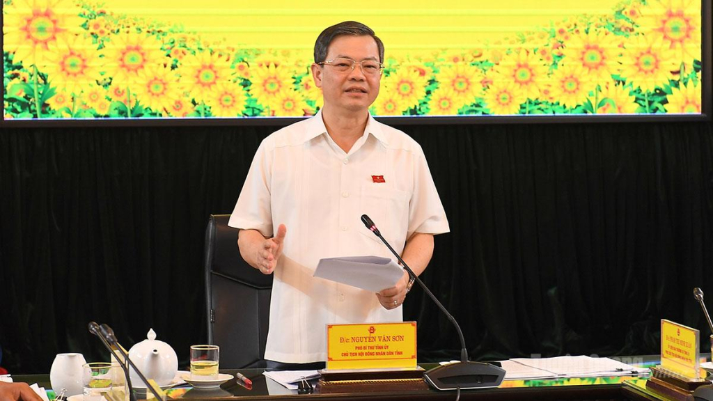 Đồng chí Chủ tịch HĐND tỉnh Nguyễn Văn Sơn phát biểu chỉ đạo tại phiên họp.