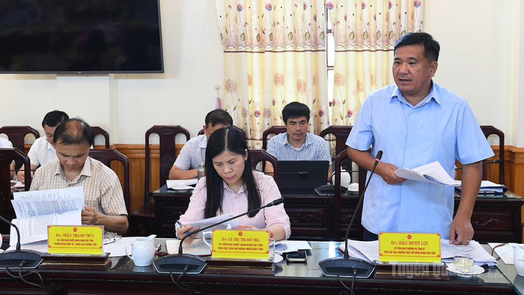 Đồng chí Phó Chủ tịch Thường trực HĐND tỉnh Hầu Minh Lợi phát biểu tại phiên họp.