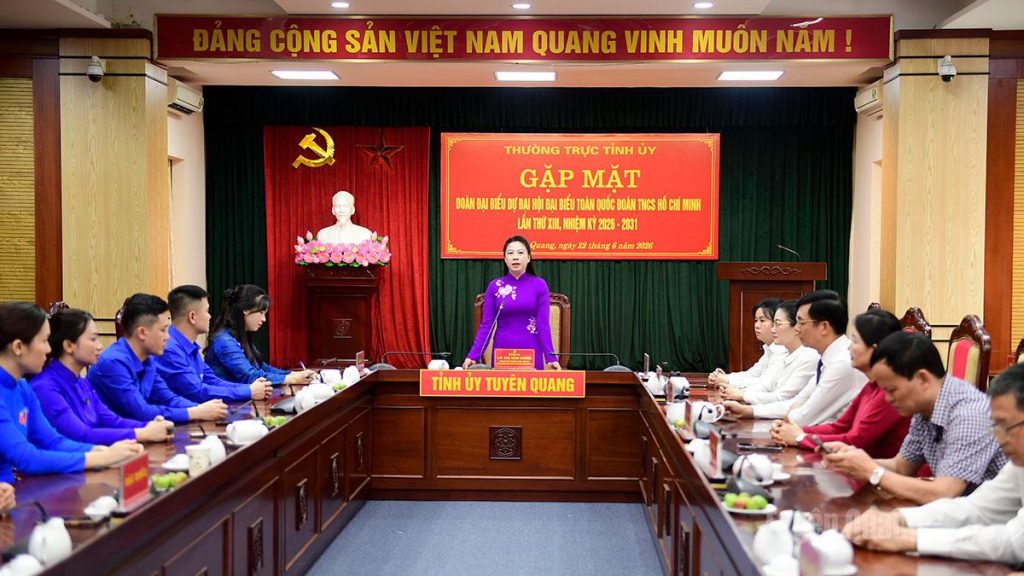 Đồng chí Lê Thị Kim Dung, Phó Bí thư Thường trực Tỉnh ủy, Trưởng Đoàn đại biểu Quốc hội tỉnh dự gặp mặt Đoàn đại biểu dự Đại hội đại biểu toàn quốc Đoàn TNCS Hồ Chí Minh lần thứ XIII.
