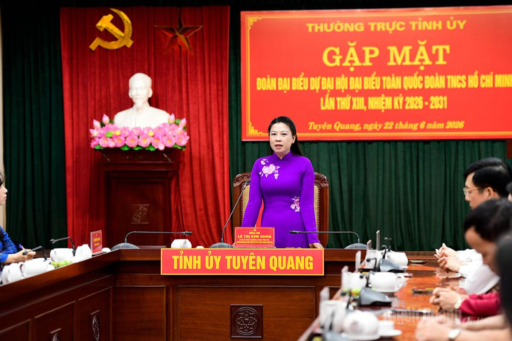 Đồng chí Lê Thị Kim Dung, Phó Bí thư Thường trực Tỉnh ủy, Trưởng Đoàn đại biểu Quốc hội tỉnh phát biểu tại buổi gặp mặt.