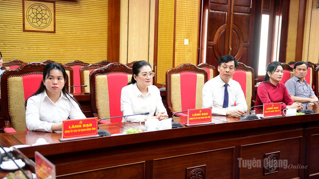 Lãnh đạo các cơ quan của tỉnh dự buổi gặp mặt.