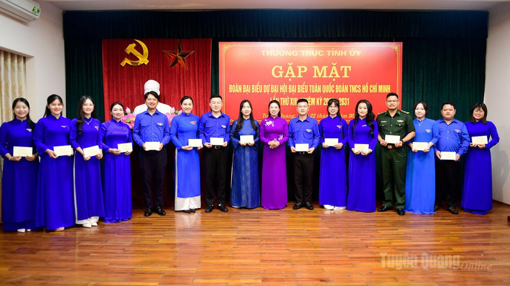Thường trực Tỉnh ủy tặng quà cho Đoàn đại biểu dự Đại hội đại biểu toàn quốc Đoàn TNCS Hồ Chí Minh lần thứ XIII.