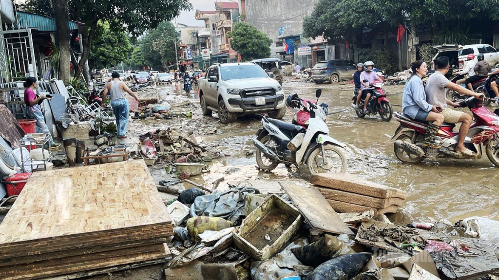 Trận mưa lũ lịch sử (tháng 10-2025) làm ngập sâu 2-3m một số khu vực tại phường Hà Giang 2. Sau nước rút, công tác vệ sinh môi trường, xử lý chất thải, xác súc vật chết, bảo vệ nguồn nước sinh hoạt là rất cần thiết.