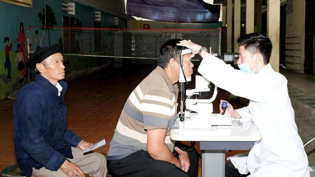 Bác sĩ Bệnh viện Mắt Sài Gòn-Phú Thọ khám mắt miễn phí cho người dân.