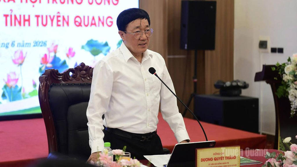 Đồng chí Dương Quyết Thắng, Ủy viên Hội đồng quản trị, Tổng Giám đốc NHCSXH Việt Nam phát biểu tại buổi làm việc.