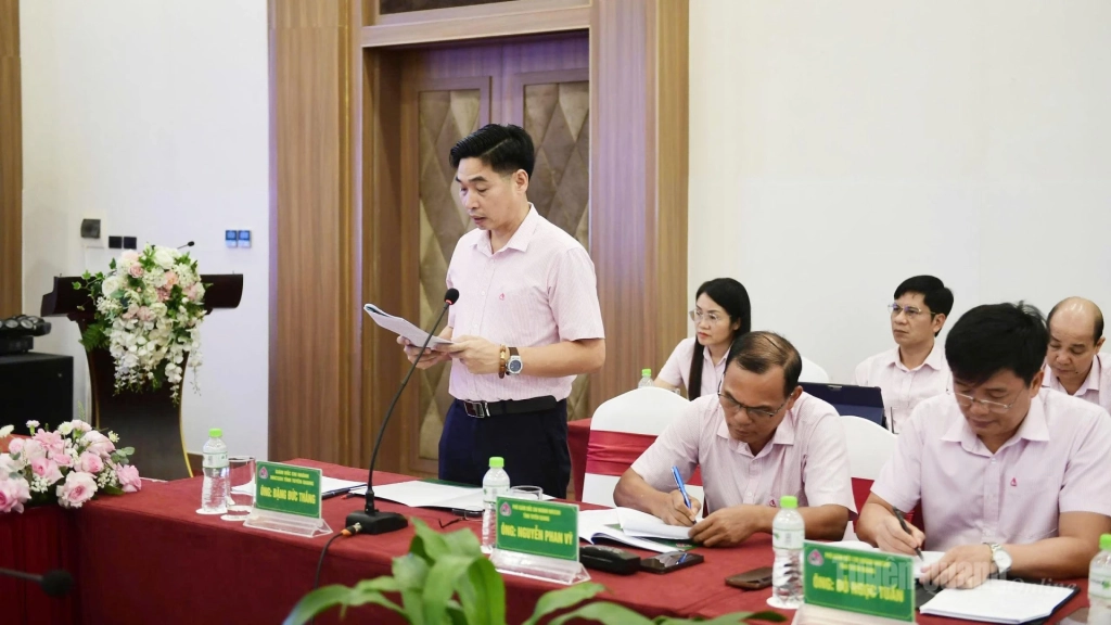 Lãnh đạo Chi nhánh Ngân hàng Chính sách xã hội tỉnh báo cáo kết quả hoạt động tín dụng chính sách trên địa bàn với đoàn công tác.