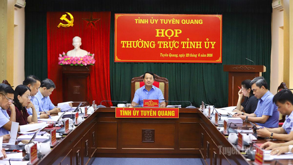 Bí thư Tỉnh uỷ Hầu A Lềnh chủ trì cuộc họp.