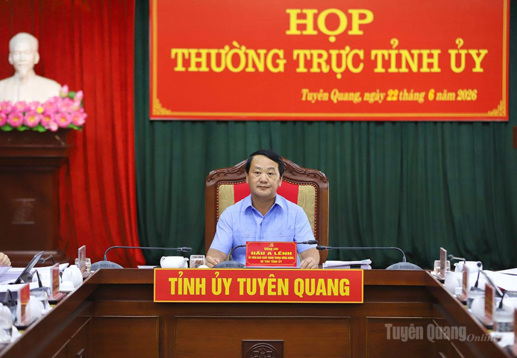 Bí thư Tỉnh uỷ Hầu A Lềnh phát biểu kết luận cuộc họp.