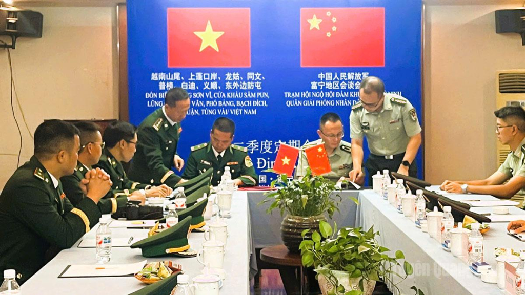 Đoàn công tác Bộ đội Biên phòng tỉnh Tuyên Quang (Việt Nam) kí Biên bản ghi nhớ hợp tác với Trạm Hội ngộ hội đàm biên phòng khu vực Phú Ninh, Quân giải phóng nhân dân Trung Quốc.